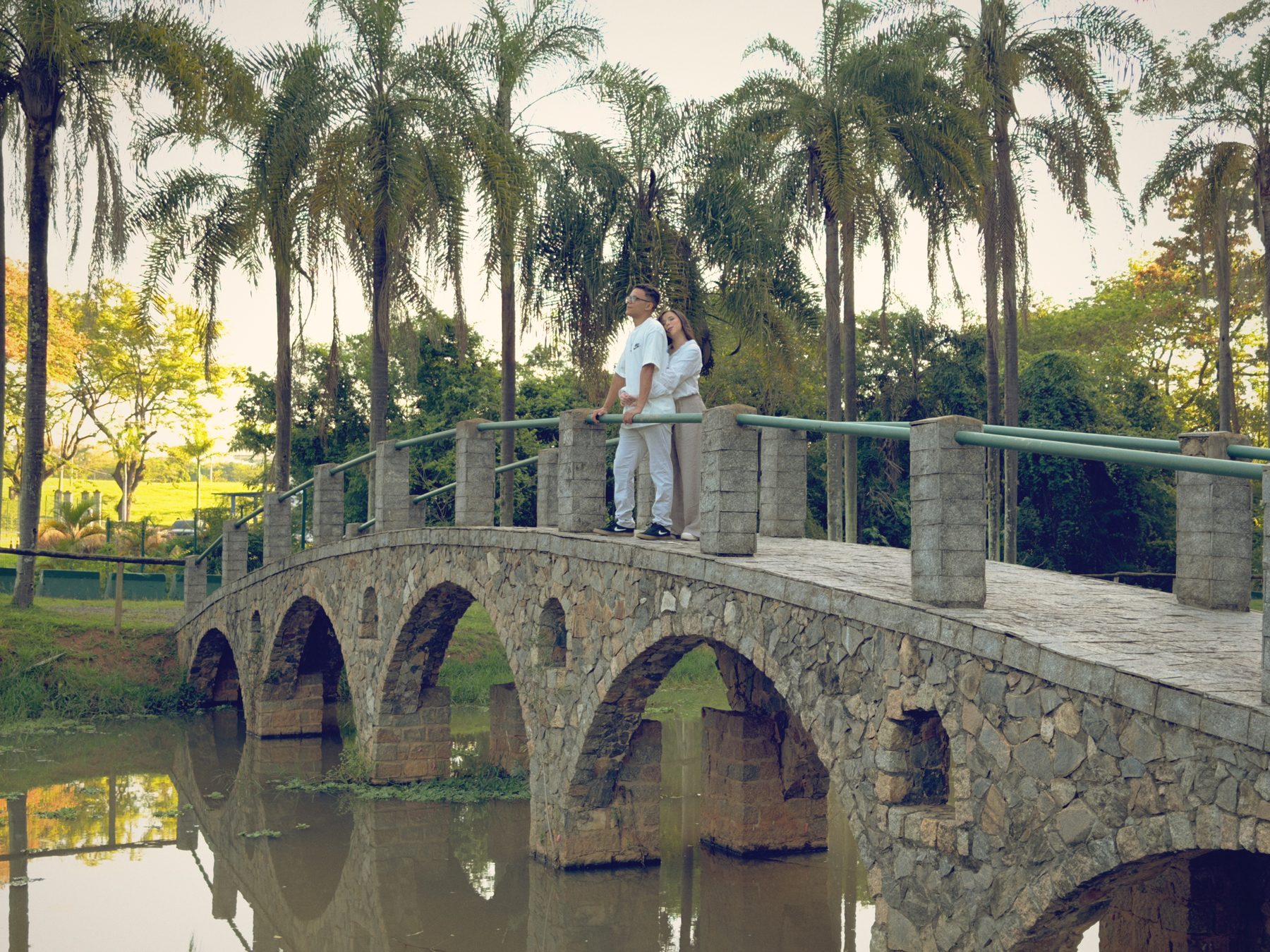 Casal na ponte de pedra durante ensaio