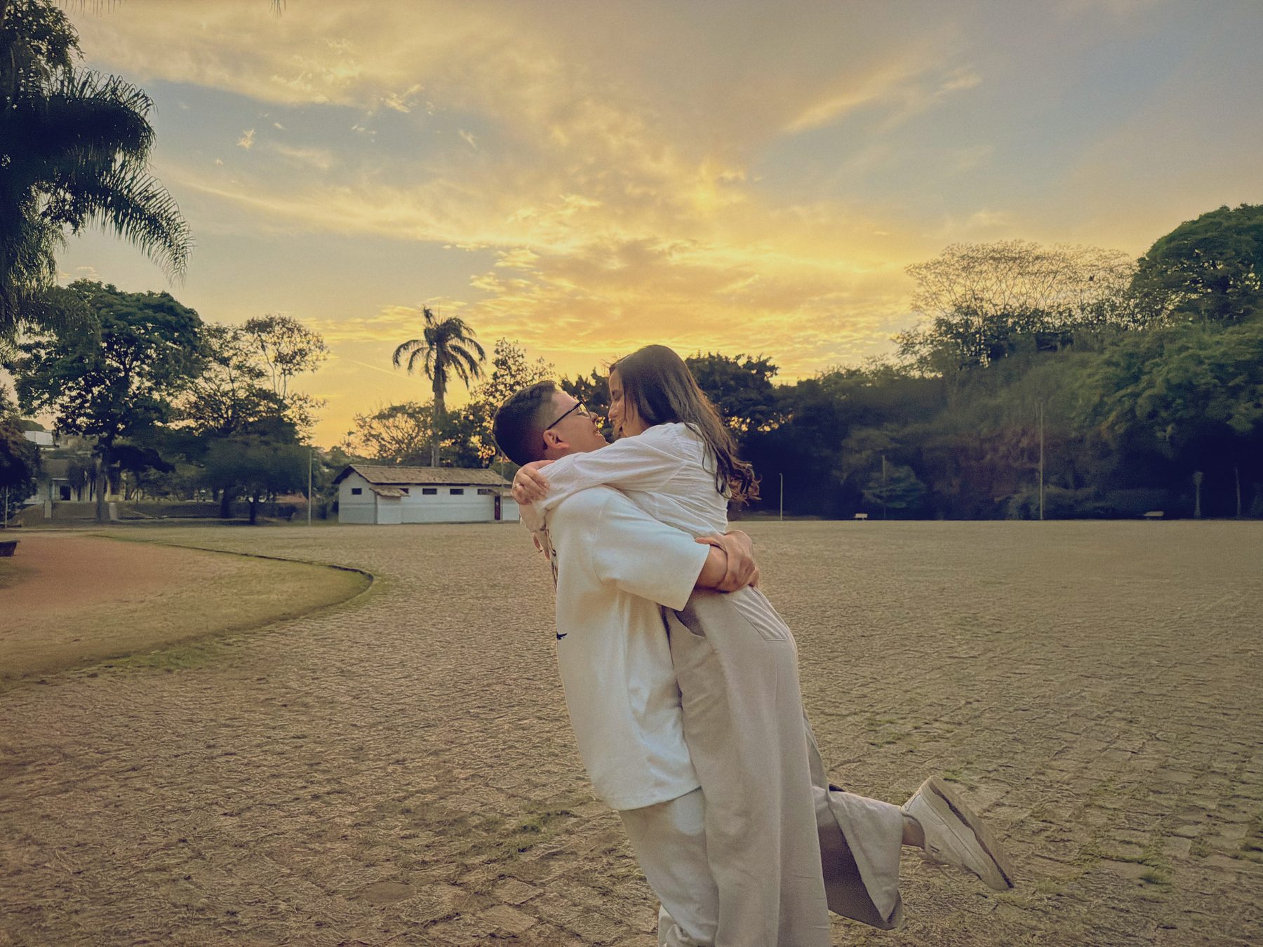 Casal se abraçando ao pôr do sol durante ensaio