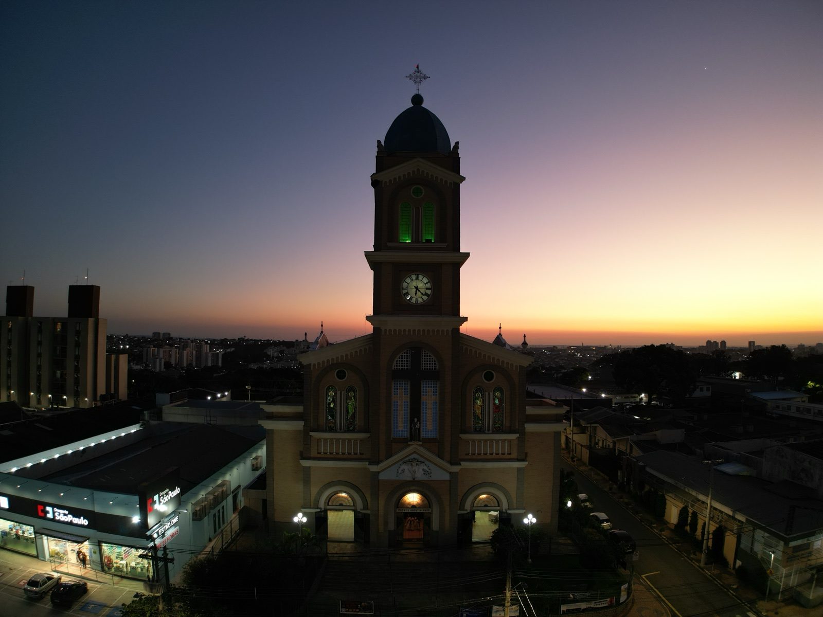 Igreja ao entardecer no dia do casamento