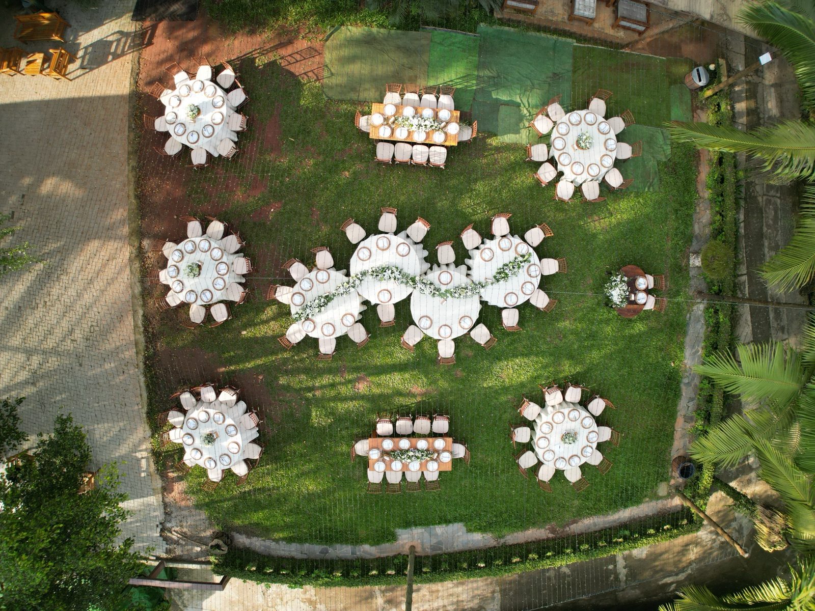 Mesa da festa de casamento vista do alto