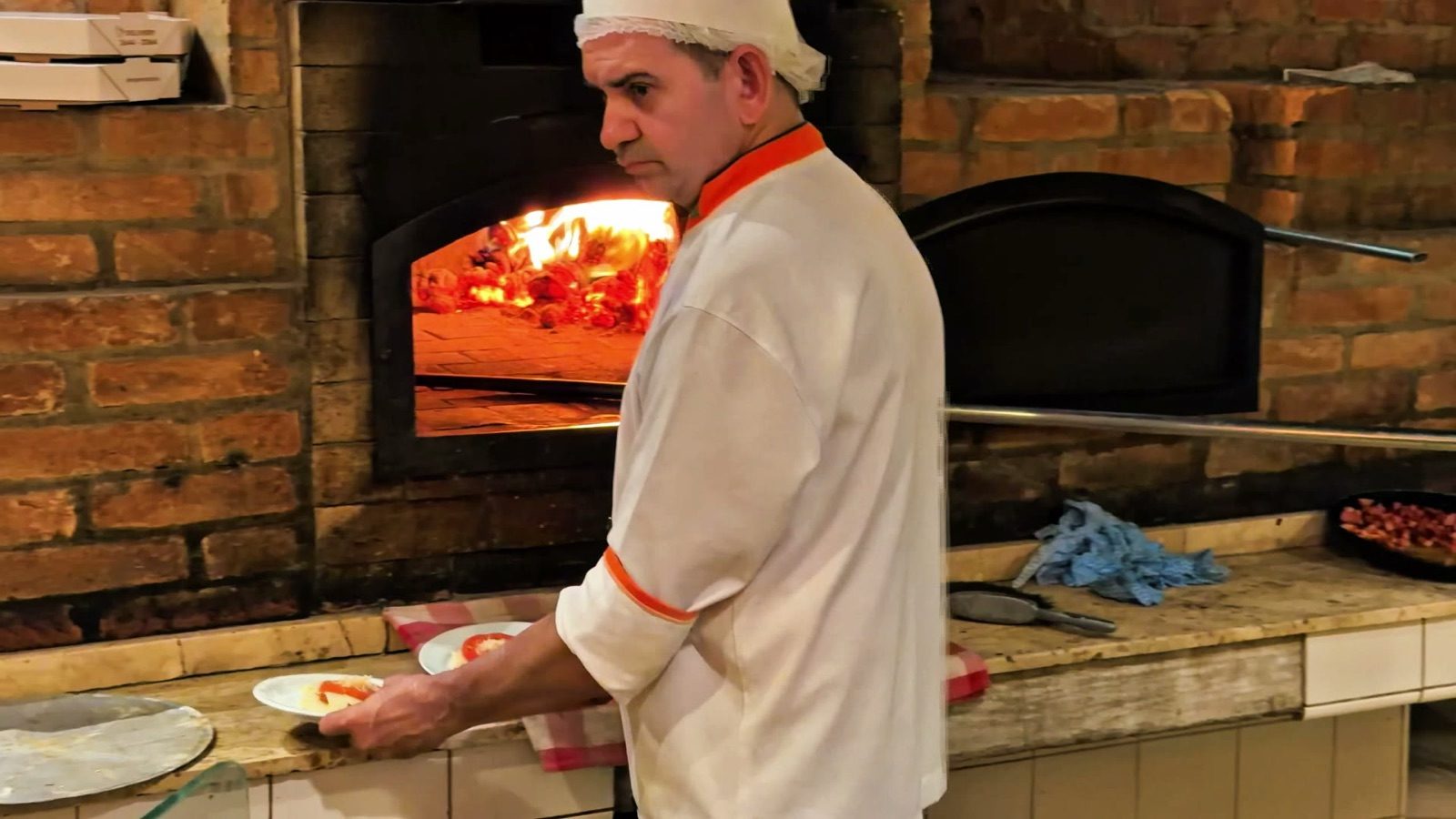 Pizzaiolo no forno a lenha da Mamma