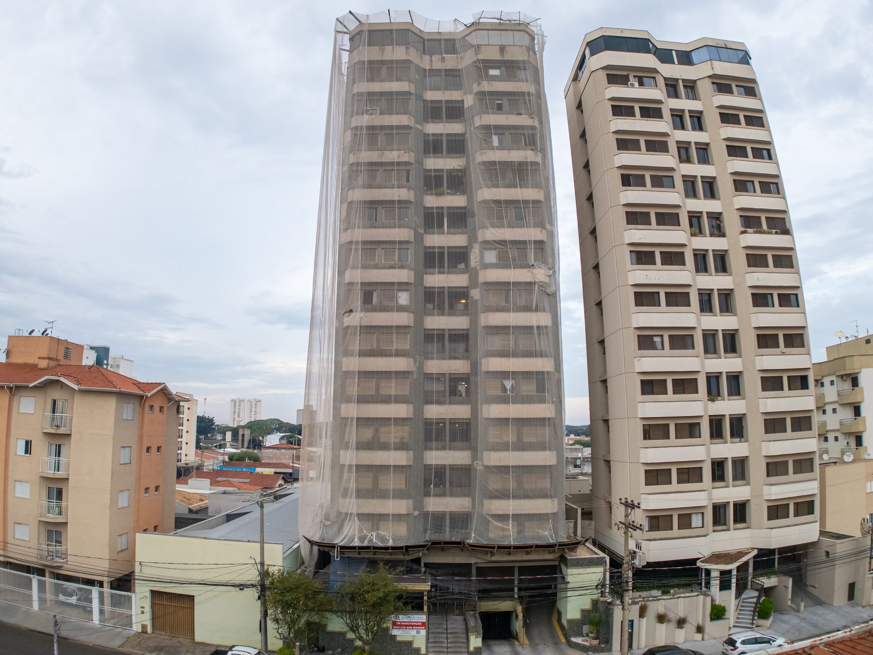 Prédio em reforma de fachada registrado com drone