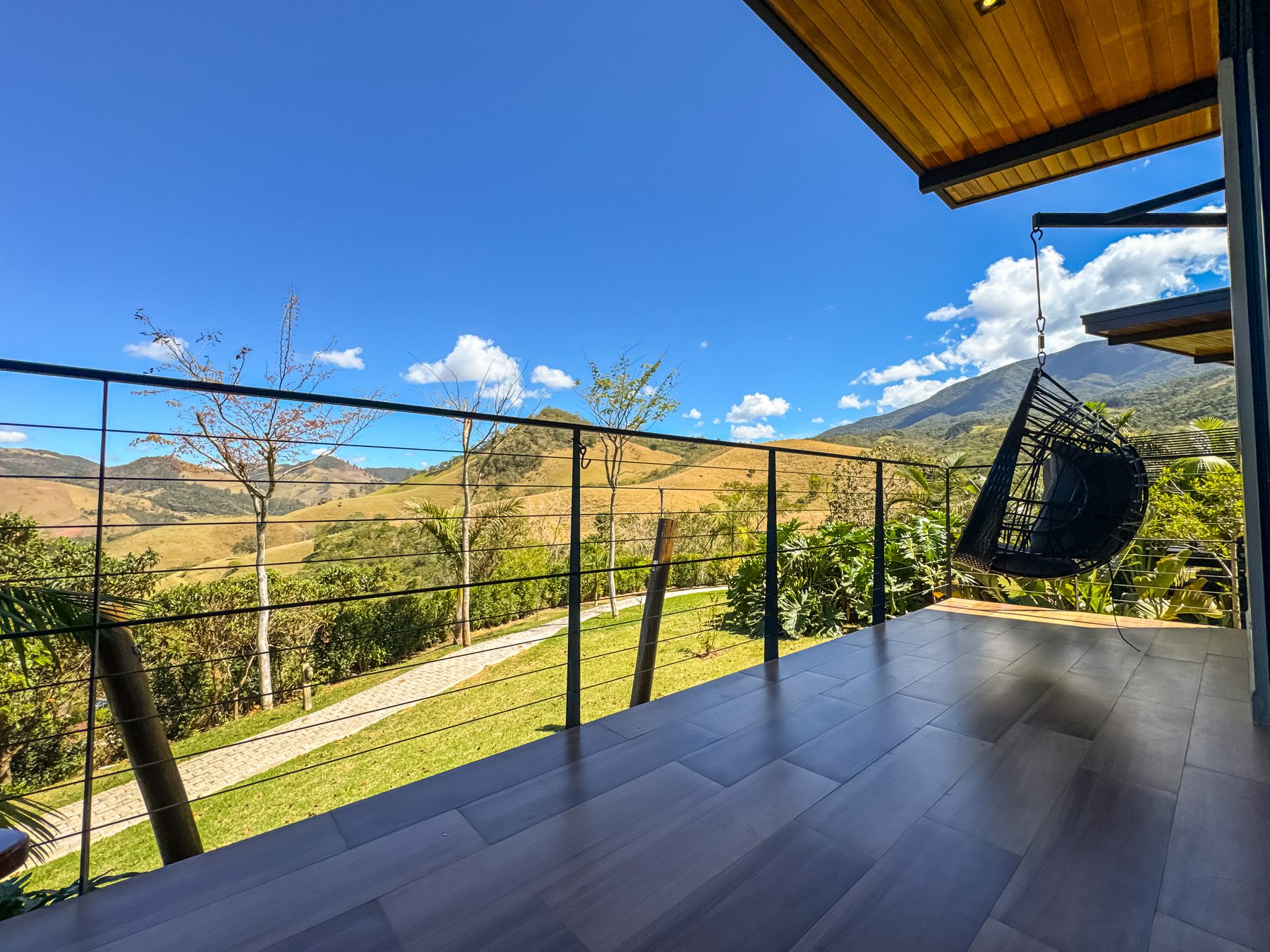 Varanda de chalé com vista para as montanhas na Villa Mantiqueira