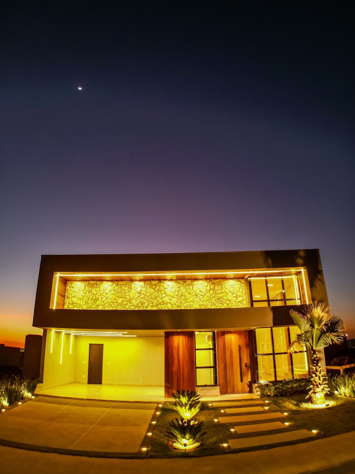 Casa da VW Construções ao anoitecer