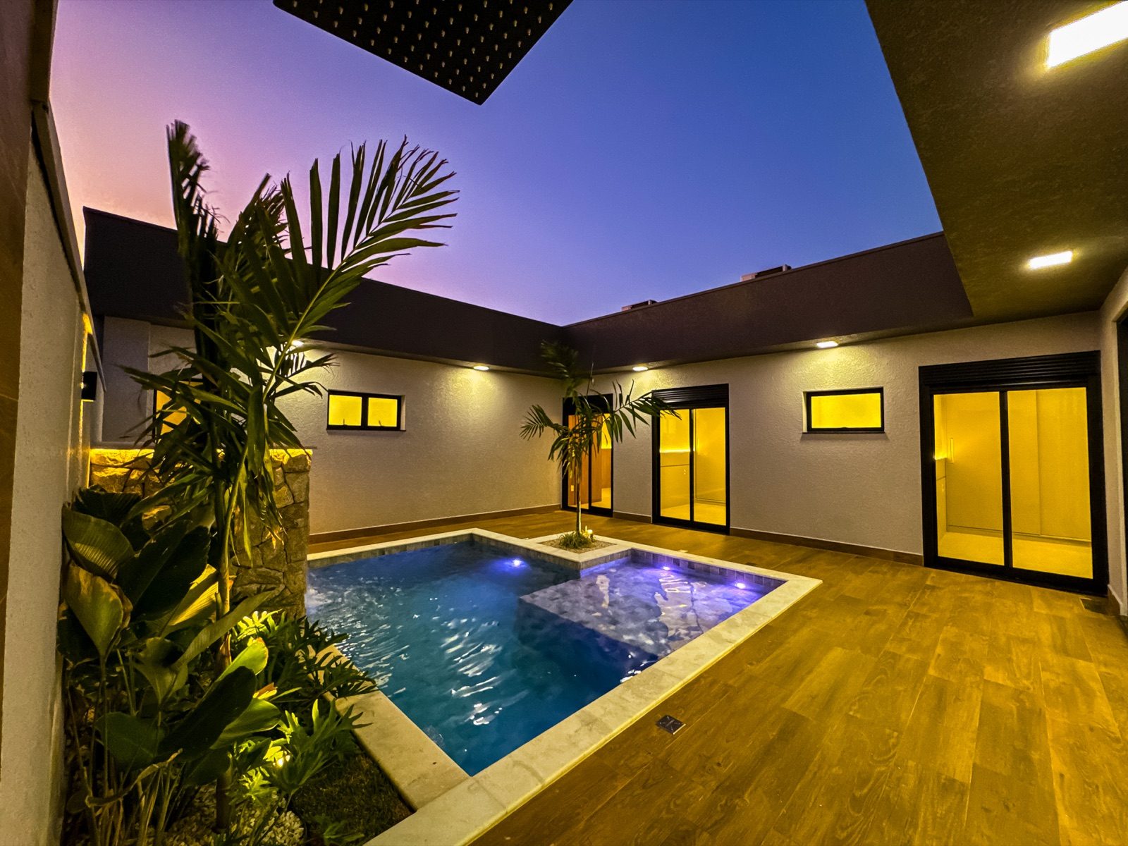 Área da piscina em casa da VW Construções